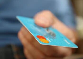 6 anledningar att använda kreditkort när du handlar på nätet